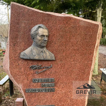 Барельеф бронзовый на памятнике из лезников barb10012